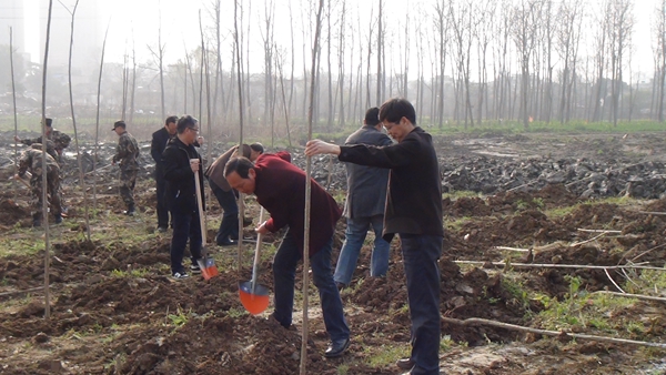 芜湖县教育局积极参加全县2017年义务植树活动
